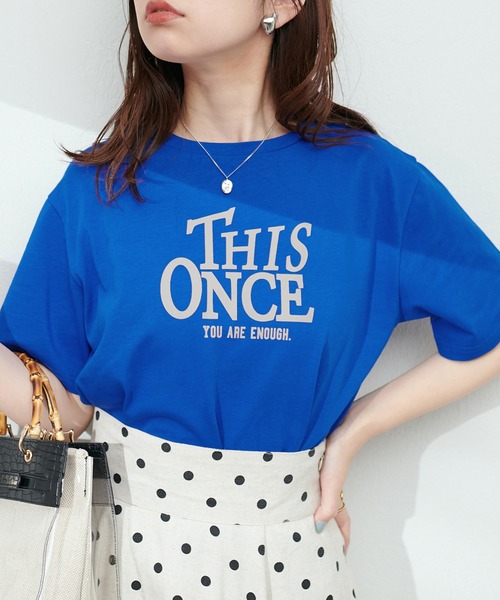 natural couture(ナチュラルクチュール)の「半袖ロゴT(Tシャツ/カットソー・レディース・スミクロ/グレー/オフホワイト/ブルー・FREE)」の2枚目の写真