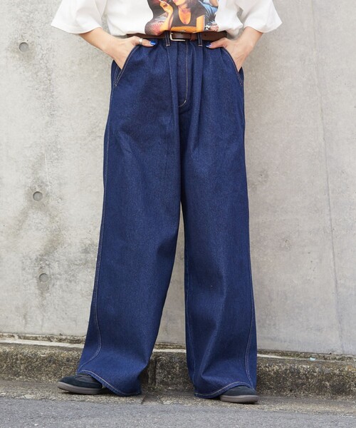 PUBLUX(パブリュクス)の「PUBLUX/パブリュクス ワイドタックデニムパンツ/タックデニムパンツ/ユニセックス/セットアップ対応(限定展開)(デニムパンツ・メンズ・ブルー/チャコールグレー/ブラック・SMALL/MEDIUM/LARGE)」の3枚目の写真