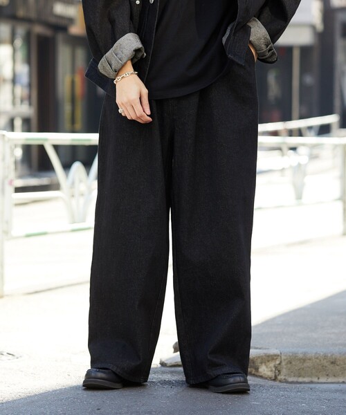 PUBLUX(パブリュクス)の「PUBLUX/パブリュクス ワイドタックデニムパンツ/タックデニムパンツ/ユニセックス/セットアップ対応(限定展開)(デニムパンツ・メンズ・ブルー/チャコールグレー/ブラック・SMALL/MEDIUM/LARGE)」の4枚目の写真