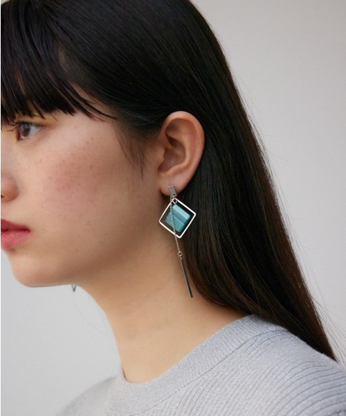 AZUL by moussy（アズールバイマウジー）の「アクリル×メタルアシンメトリーピアス（ブレスレット・レディース・ブラック/ライトベージュ/ブルー・FREE）」の3枚目の写真