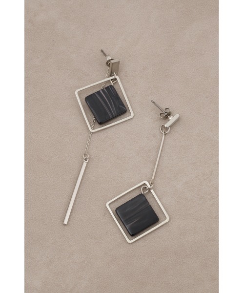 AZUL by moussy（アズールバイマウジー）の「アクリル×メタルアシンメトリーピアス（ブレスレット・レディース・ブラック/ライトベージュ/ブルー・FREE）」の4枚目の写真