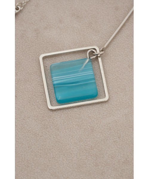 AZUL by moussy（アズールバイマウジー）の「アクリル×メタルアシンメトリーピアス（ブレスレット・レディース・ブラック/ライトベージュ/ブルー・FREE）」の13枚目の写真