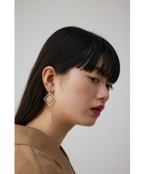 AZUL by moussy（アズールバイマウジー）の「アクリル×メタルアシンメトリーピアス（ブレスレット・レディース・ブラック/ライトベージュ/ブルー・FREE）」の15枚目の写真