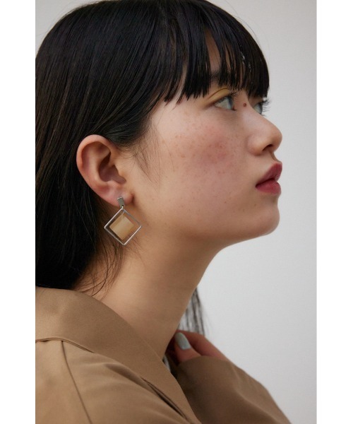 AZUL by moussy（アズールバイマウジー）の「アクリル×メタルアシンメトリーピアス（ブレスレット・レディース・ブラック/ライトベージュ/ブルー・FREE）」の17枚目の写真