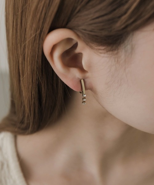 SMELLY（スメリー）の「ミニビジューメタルバーイヤリング（イヤリング・レディース・ゴールド・-）」の2枚目の写真