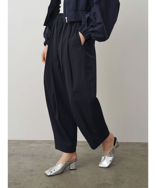 ELENDEEK(エレンディーク)の「イージータックコクーンパンツ(その他パンツ・レディース・オフホワイト/ブラック/イエロー/ネイビー・01/02)」の5枚目の写真