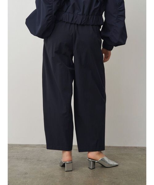 ELENDEEK(エレンディーク)の「イージータックコクーンパンツ(その他パンツ・レディース・オフホワイト/ブラック/イエロー/ネイビー・01/02)」の10枚目の写真