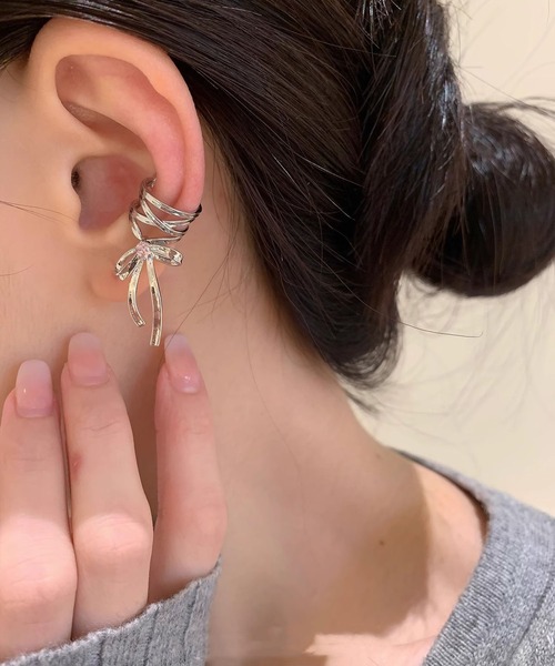 LA VORAGINE（ラ ヴォラジネ）の「リボン型イヤーカフ（イヤーカフ・レディース・シルバー・FREE）」の4枚目の写真
