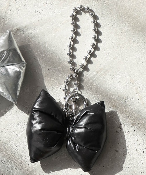 LOWRYS FARM(ローリーズファーム)の「BIGリボンパファーチャーム 127301(キーホルダー・レディース・ブラック/シルバー/ブラック系その他・FREE)」の2枚目の写真