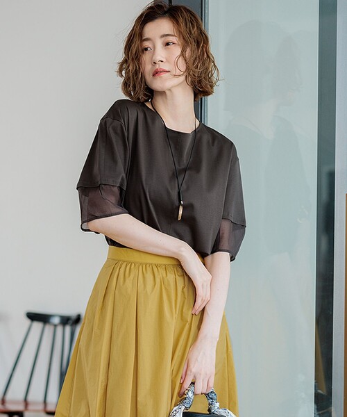 23区 L(ニジュウサンクオオキイサイズ)の「【GLOW8月号掲載/洗える】スムースコンビジャージー ランタンスリーブ カットソー(Tシャツ/カットソー・レディース・ブルー系/ブラック系/ダークブラウン系/ホワイト系・44/46/48)」の3枚目の写真