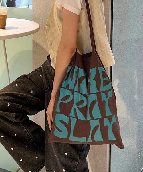 FOREVER 21(フォーエバー トゥエンティーワン)の「【2025SS】アソートロゴトート(トートバッグ・レディース・イエロー/ブルー/オフホワイト/ピンク/レッド/ダークブラウン/ネイビー/ブルー系その他/オレンジ/グリーン/アイボリー/ピンク系その他/ブルー系その他2/ライトピンク/カーキ/ホワイト・FREE)」の5枚目の写真