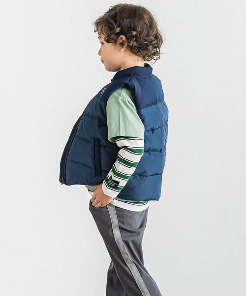 BeBe（ベベ）の「タフタ×ツイル切り替えハイネックダウンベスト(90~150cm)（ダウンベスト・キッズ・ネイビー/イエロー・110cm/100cm/120cm/90cm/150cm/130cm/140cm）」の5枚目の写真