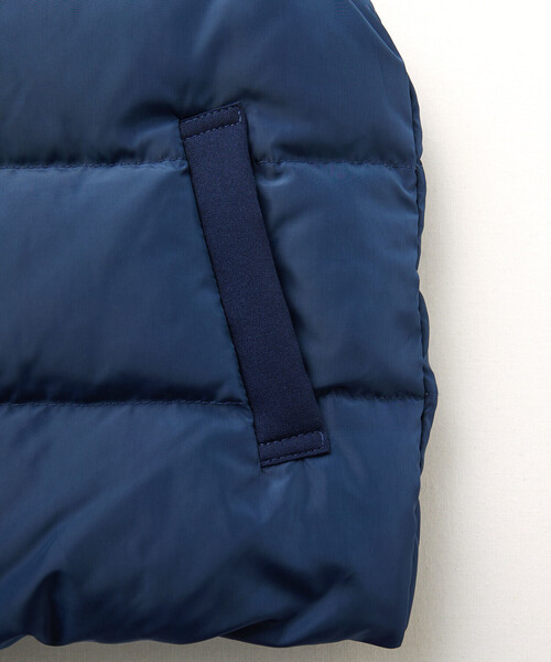 BeBe（ベベ）の「タフタ×ツイル切り替えハイネックダウンベスト(90~150cm)（ダウンベスト・キッズ・ネイビー/イエロー・110cm/100cm/120cm/90cm/150cm/130cm/140cm）」の9枚目の写真