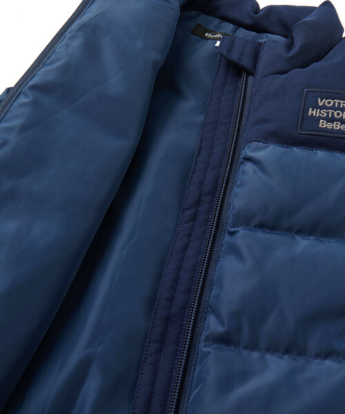 BeBe（ベベ）の「タフタ×ツイル切り替えハイネックダウンベスト(90~150cm)（ダウンベスト・キッズ・ネイビー/イエロー・110cm/100cm/120cm/90cm/150cm/130cm/140cm）」の10枚目の写真