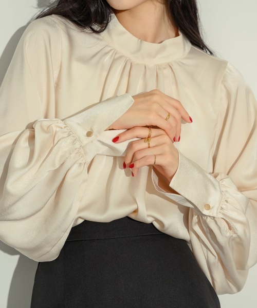 NEUNA(ヌナ)の「ワイドスリーブタックブラウス(シャツ/ブラウス・レディース・アイボリー/チャコールグレー・FREE)」の2枚目の写真