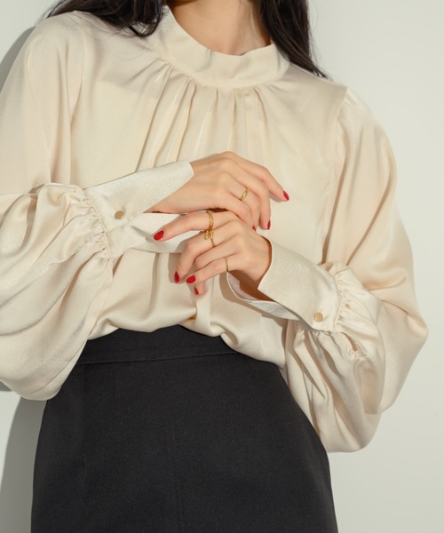 NEUNA(ヌナ)の「ワイドスリーブタックブラウス(シャツ/ブラウス・レディース・アイボリー/チャコールグレー・FREE)」の3枚目の写真