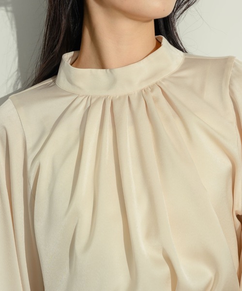 NEUNA(ヌナ)の「ワイドスリーブタックブラウス(シャツ/ブラウス・レディース・アイボリー/チャコールグレー・FREE)」の5枚目の写真