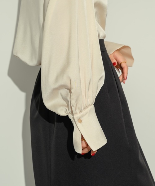 NEUNA(ヌナ)の「ワイドスリーブタックブラウス(シャツ/ブラウス・レディース・アイボリー/チャコールグレー・FREE)」の6枚目の写真