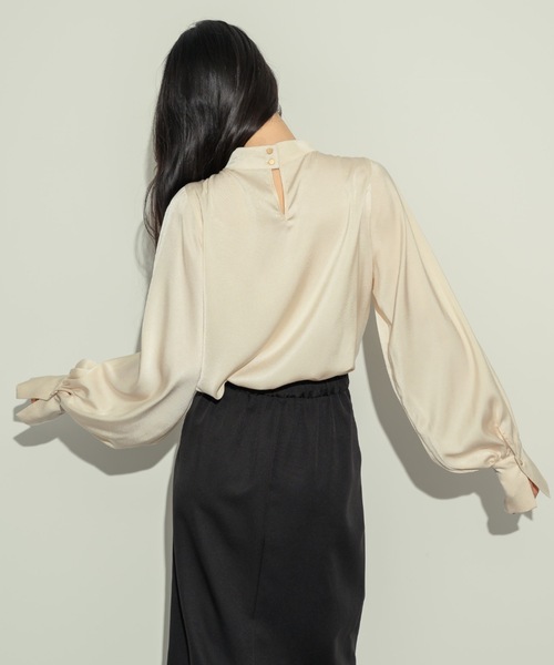 NEUNA(ヌナ)の「ワイドスリーブタックブラウス(シャツ/ブラウス・レディース・アイボリー/チャコールグレー・FREE)」の13枚目の写真