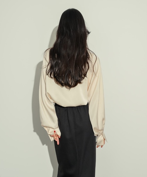 NEUNA(ヌナ)の「ワイドスリーブタックブラウス(シャツ/ブラウス・レディース・アイボリー/チャコールグレー・FREE)」の17枚目の写真
