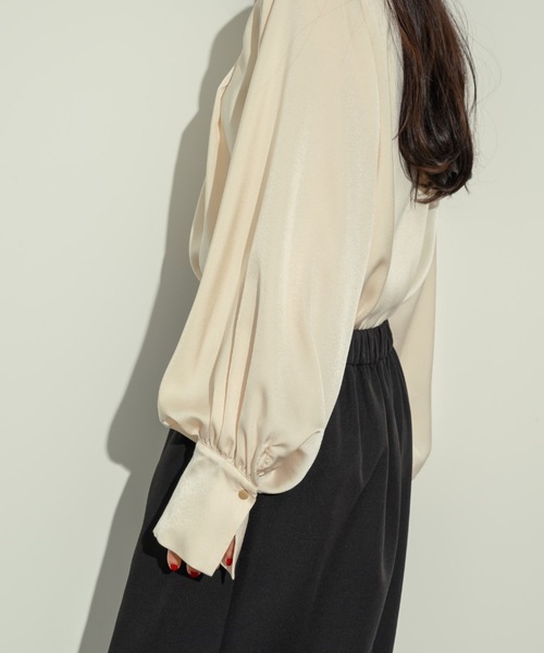 NEUNA(ヌナ)の「ワイドスリーブタックブラウス(シャツ/ブラウス・レディース・アイボリー/チャコールグレー・FREE)」の18枚目の写真
