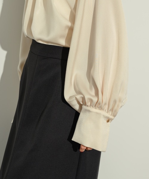 NEUNA(ヌナ)の「ワイドスリーブタックブラウス(シャツ/ブラウス・レディース・アイボリー/チャコールグレー・FREE)」の19枚目の写真