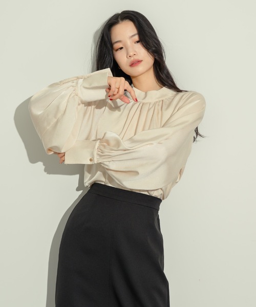 NEUNA(ヌナ)の「ワイドスリーブタックブラウス(シャツ/ブラウス・レディース・アイボリー/チャコールグレー・FREE)」の22枚目の写真