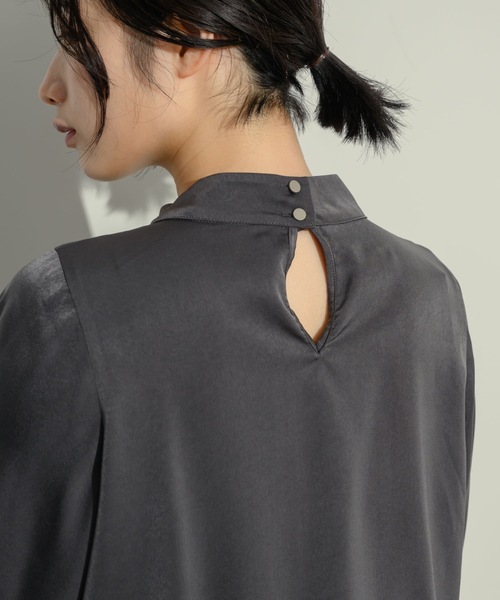 NEUNA(ヌナ)の「ワイドスリーブタックブラウス(シャツ/ブラウス・レディース・アイボリー/チャコールグレー・FREE)」の10枚目の写真