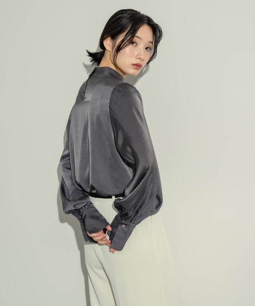 NEUNA(ヌナ)の「ワイドスリーブタックブラウス(シャツ/ブラウス・レディース・アイボリー/チャコールグレー・FREE)」の8枚目の写真
