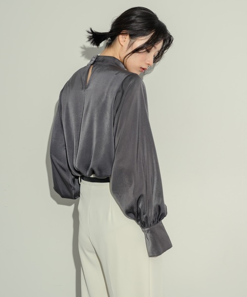 NEUNA(ヌナ)の「ワイドスリーブタックブラウス(シャツ/ブラウス・レディース・アイボリー/チャコールグレー・FREE)」の11枚目の写真