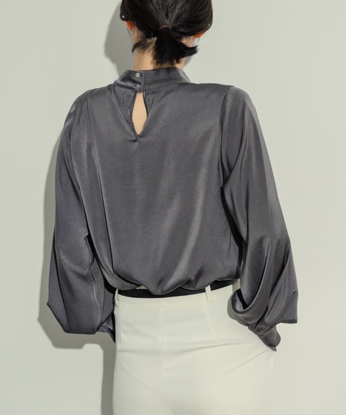 NEUNA(ヌナ)の「ワイドスリーブタックブラウス(シャツ/ブラウス・レディース・アイボリー/チャコールグレー・FREE)」の12枚目の写真