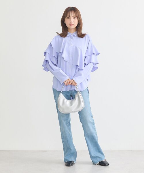 earth music&ecology(アースミュージックアンドエコロジー)の「アシメラッフルシャツ(シャツ/ブラウス・レディース・ブラック/サックスブルー/オフホワイト・FREE)」の8枚目の写真