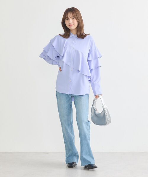 earth music&ecology(アースミュージックアンドエコロジー)の「アシメラッフルシャツ(シャツ/ブラウス・レディース・ブラック/サックスブルー/オフホワイト・FREE)」の9枚目の写真