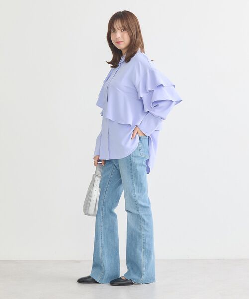 earth music&ecology(アースミュージックアンドエコロジー)の「アシメラッフルシャツ(シャツ/ブラウス・レディース・ブラック/サックスブルー/オフホワイト・FREE)」の11枚目の写真