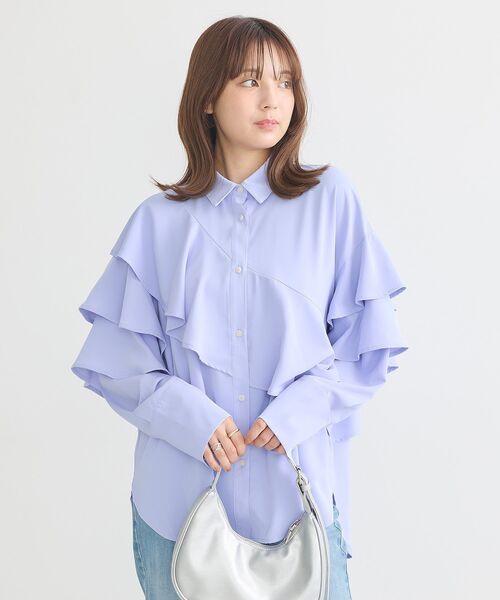 earth music&ecology(アースミュージックアンドエコロジー)の「アシメラッフルシャツ(シャツ/ブラウス・レディース・ブラック/サックスブルー/オフホワイト・FREE)」の3枚目の写真