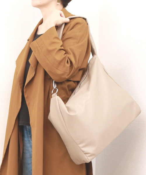 cache cache(カシュ カシュ)の「カシュカシュ cachecache / ソフト合皮スクエアホーボーショルダーバッグ(ショルダーバッグ・レディース・ブラック/アイボリー/ベージュ系その他・FREE)」の1枚目の写真