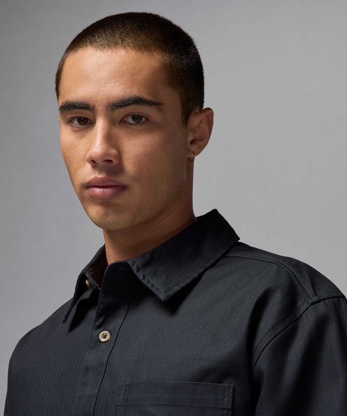 JORDAN BRAND（ジョーダンブランド）の「ジョーダン エッセンシャル メンズボタンダウンシャツ / Jordan Essentials Men's Button-Down Shirt FV7446-010 Black（シャツ/ブラウス・メンズ・ブラック・S/M/L/2XL/XL/XS）」の4枚目の写真