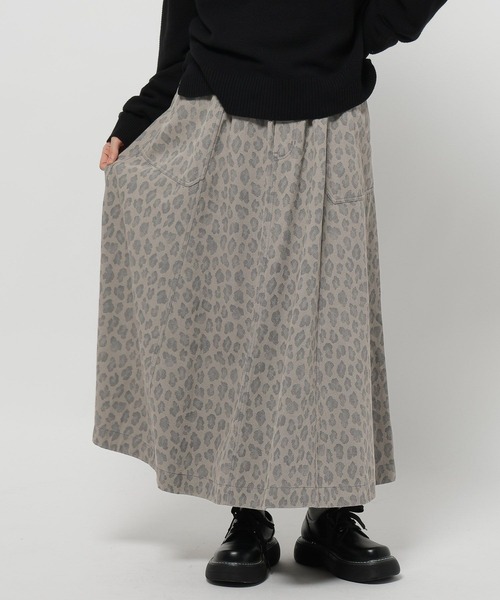 niko and...（ニコアンド）の「ベルトフレアスカート（スカート・レディース・ライトグリーン/クリーム/ライトグレー/インディゴブルー/チャコール/グレー系その他/グレー/ブラック/アニマル/ライトインディゴブルー/サックスブルー/ネイビー/ベージュ/サンドグレー・MEDIUM/LARGE）」の4枚目の写真