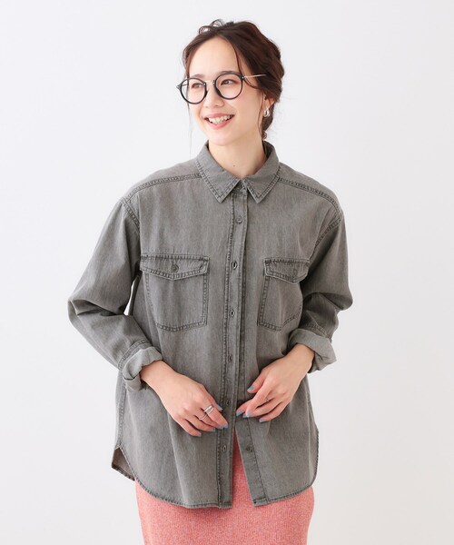 SHOO・LA・RUE(シューラルー)の「【洗える/S-LL】大人のこなれコーデに やわらかデニムシャツ(シャツ/ブラウス・レディース・ブルー/チャコールグレー/ネイビー・02/01/04/03)」の4枚目の写真