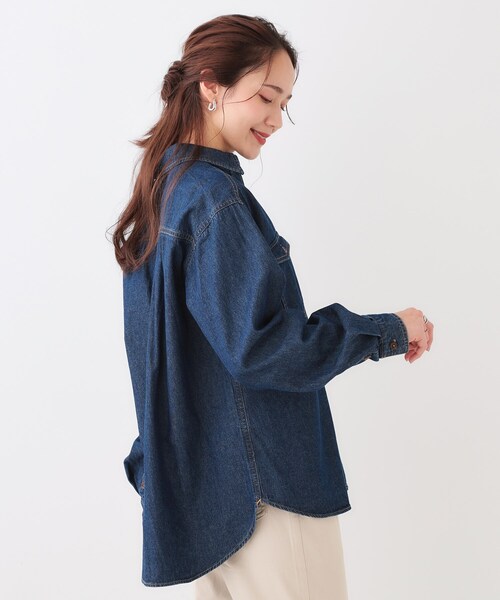 SHOO・LA・RUE(シューラルー)の「【洗える/S-LL】大人のこなれコーデに やわらかデニムシャツ(シャツ/ブラウス・レディース・ブルー/チャコールグレー/ネイビー・02/01/04/03)」の13枚目の写真