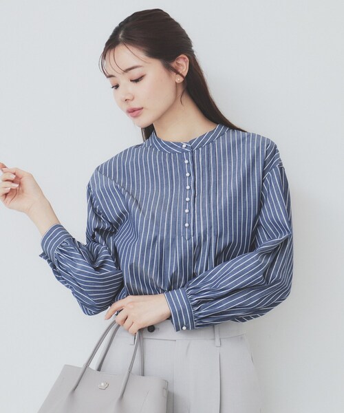 index(インデックス)の「《6color》ラメラインバンドカラーシャツ【洗濯機洗い可/イージーアイロン/防シワ】(シャツ/ブラウス・レディース・ネイビー系2/ライトイエロー系8/パープル系1/サックスブルー系2/ホワイト系8/ホワイト系5・36/42/38/40)」の4枚目の写真