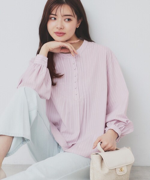 index(インデックス)の「《6color》ラメラインバンドカラーシャツ【洗濯機洗い可/イージーアイロン/防シワ】(シャツ/ブラウス・レディース・ネイビー系2/ライトイエロー系8/パープル系1/サックスブルー系2/ホワイト系8/ホワイト系5・36/42/38/40)」の1枚目の写真