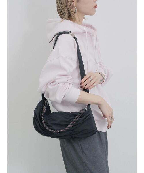 Samansa Mos2 blue（サマンサモスモスブルー）の「シャーリングミニドラムバッグ（ハンドバッグ・レディース・ベージュ/イエロー/ブラック・F）」の2枚目の写真