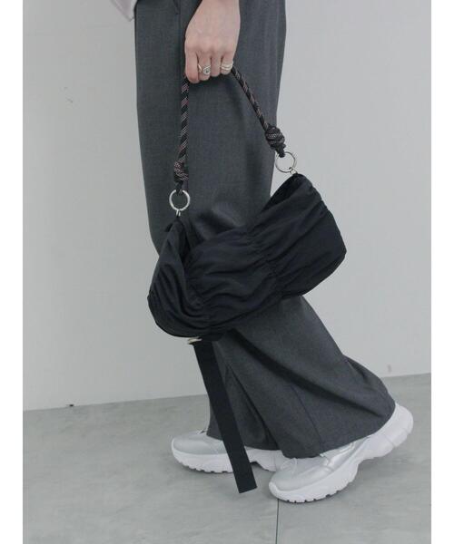 Samansa Mos2 blue（サマンサモスモスブルー）の「シャーリングミニドラムバッグ（ハンドバッグ・レディース・ベージュ/イエロー/ブラック・F）」の4枚目の写真