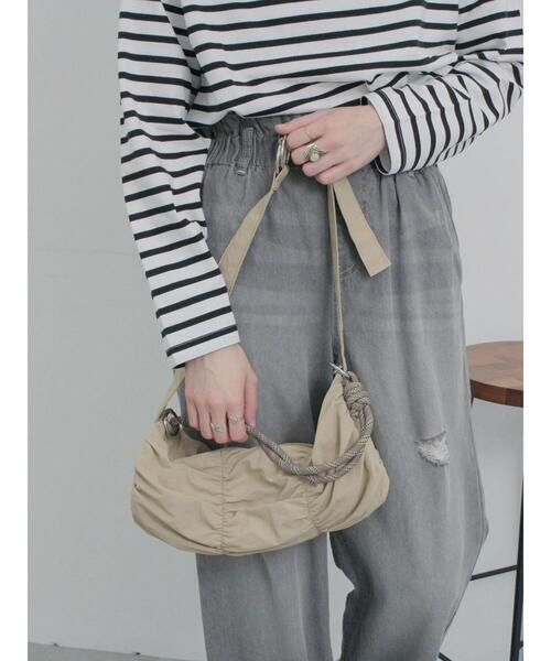 Samansa Mos2 blue（サマンサモスモスブルー）の「シャーリングミニドラムバッグ（ハンドバッグ・レディース・ベージュ/イエロー/ブラック・F）」の11枚目の写真