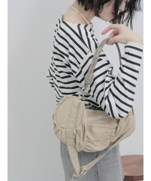 Samansa Mos2 blue（サマンサモスモスブルー）の「シャーリングミニドラムバッグ（ハンドバッグ・レディース・ベージュ/イエロー/ブラック・F）」の13枚目の写真