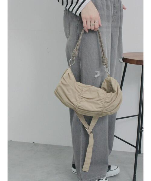 Samansa Mos2 blue（サマンサモスモスブルー）の「シャーリングミニドラムバッグ（ハンドバッグ・レディース・ベージュ/イエロー/ブラック・F）」の14枚目の写真