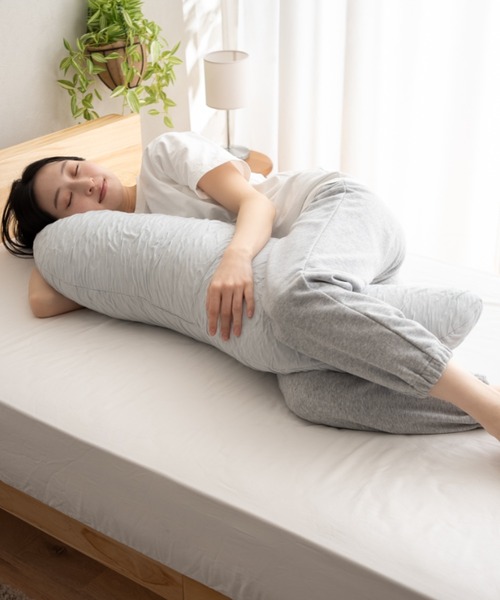 EMOOR(エムール)の「Melty Body Pillow (メルティボディピロー)(クッション/クッションカバー・レディース・グレー・FREE)」の1枚目の写真