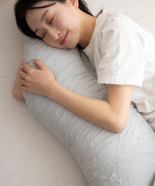 EMOOR(エムール)の「Melty Body Pillow (メルティボディピロー)(クッション/クッションカバー・レディース・グレー・FREE)」の2枚目の写真