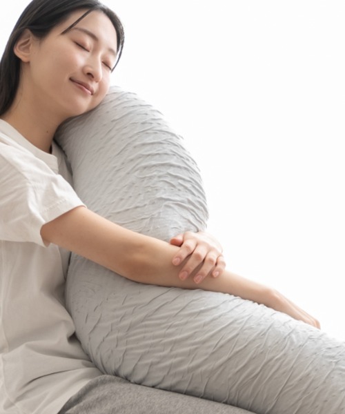 EMOOR(エムール)の「Melty Body Pillow (メルティボディピロー)(クッション/クッションカバー・レディース・グレー・FREE)」の5枚目の写真